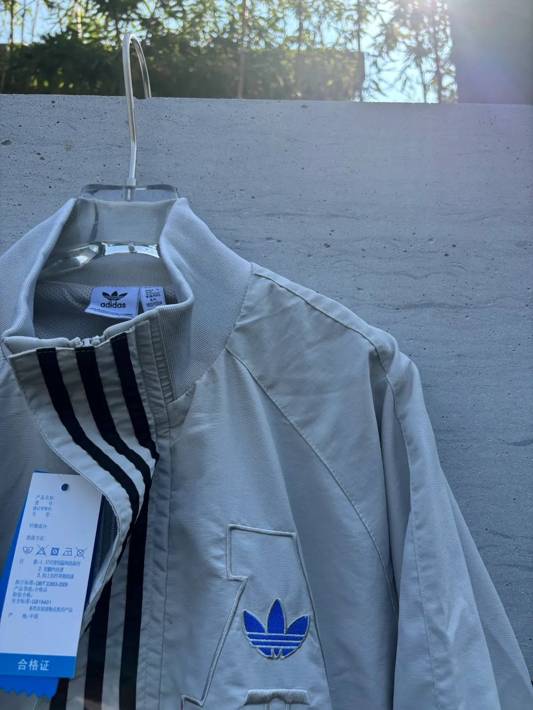 📝𝟭𝟬𝟴𝟲𝟯#Exclusive real shot/difference between various stolen pictures and online picture versions on the market [𝗔𝗱𝗶𝗱𝗮𝘀Adidas Clover Stand Collar Jacket] Same Style Couple Jacket for Men and Women! Windbreaker, loose-fit jacket, youth coat, loose-fit college style, easy to control) ✅Adidas/Adidas clover men's jacket, women's coat, loose-fit jacket, spring and summer three-stripe stand-up collar men's and women's Same Style couple's jacket, sales have been leading! ! Ningbo Shenzhou provides fabrics, one-to-one customization! ✅Adidas Classic three-stripe splicing design is used on both sides of the chest. The main Adidas Classic logo is printed on the chest. The fabric is made of micro-nano anti-UV fabric, which is light, comfortable, Breathable and easy to carry. The interior is lined with mesh cotton and the texture is very good. In fact, it can be worn in all three seasons: spring, summer and autumn! ! And don’t worry about the quality, this batch of goods is obtained through special channels, exclusively for the official website! ! Recommend with confidence, sell with confidence! A product with basically zero after-sales service! ! ❤️ins/ / Hot Sale sun protection clothing, oversize, unisex style, loose Versatile, can be worn by boys and girls, better paired with couple outfits, super Versatile, in the hot summer, paired with such a skin clothing, the upper body is comfortable and cool, while maintaining comfort and fashion sense. ✅Complete three standards! Perfect Quality! Size: 𝗦-𝗫𝗫𝗟 (loose fit) Color: Gray